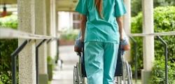 护士用轮椅运送病人